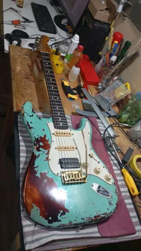 Guitarra squier e ampero one