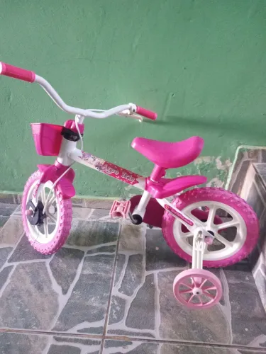 Bicicleta infantil usa até 3 anos de idade , suporta de 12 a 25kg.