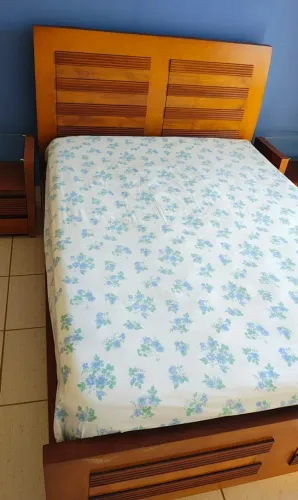 ÓTIMA Cama casal de madeira + 2 criados + BRINDE: colchão de mola