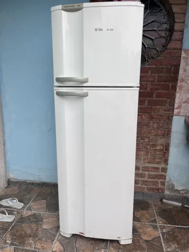 Vendo geladeira com defeito para tirar peça 