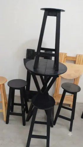 Mesa bistrô com 4 banquetas de madeira pinos. Nova