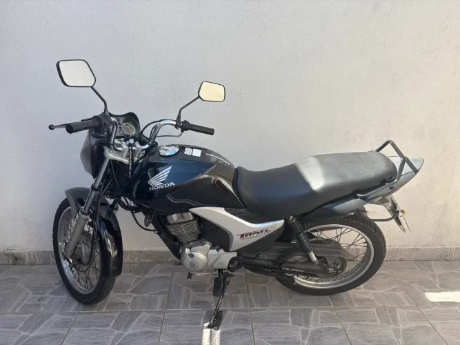 Vendo titan mix muito conservada sou terceiro dono moto para pessoas exigentes.