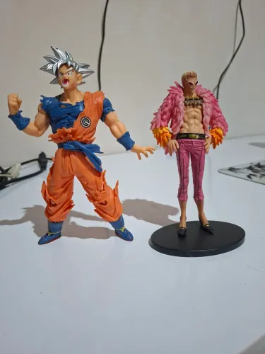 Figure do Goku e Doflamingo, vendo eles juntos ou separados