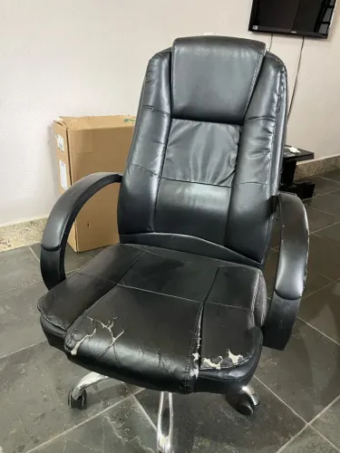 Cadeira de Escritório Presidente Giratória.
