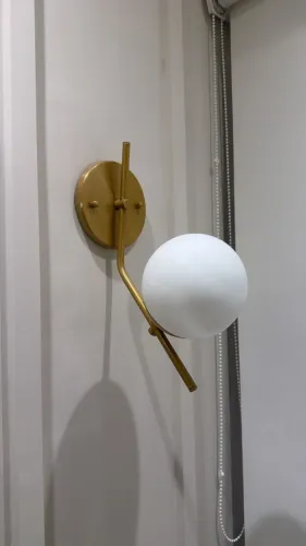Arandela uma bola dourada de parede