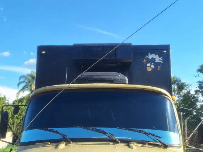 Vendo bau refrigerado caminhao  toco