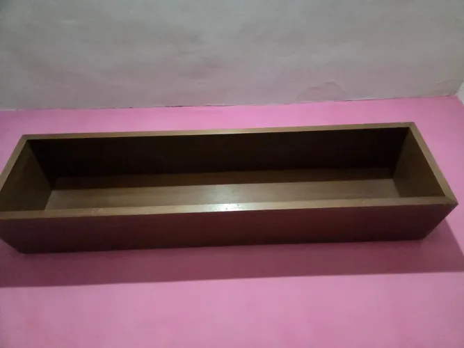 Vendo nicho 100% MDF cor marrom, 1.65 Comp. 28 de fundo e 40 cm de altura.