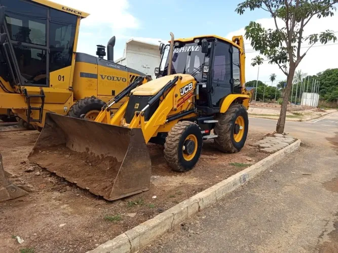 RETROESCAVADEIRA - JCB 