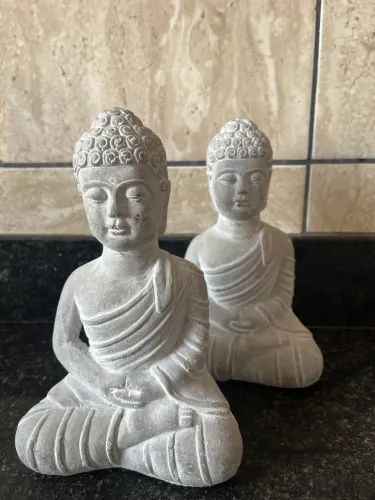 Dupla de Budas Meditativos Decorativos - Cinza (Aprox. 25 cm)