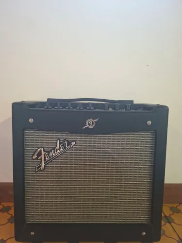 Amplificador Fender Mustang l V2 com pedal