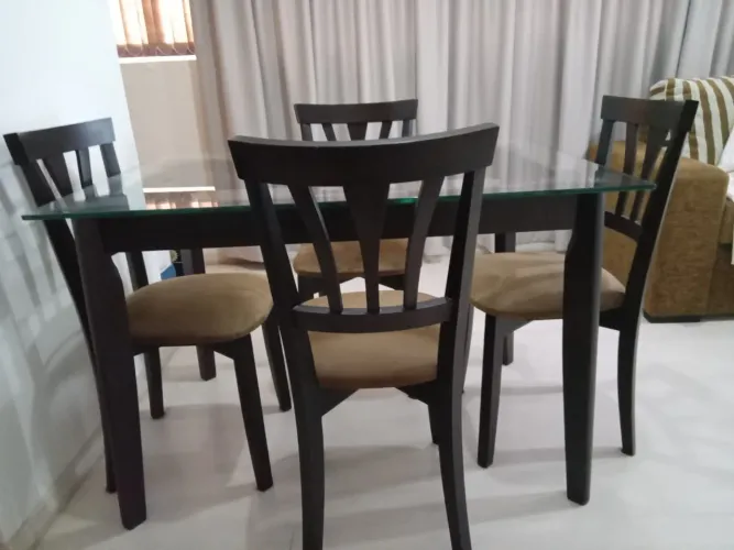 Mesa de vidro e 4 cadeiras estofadas