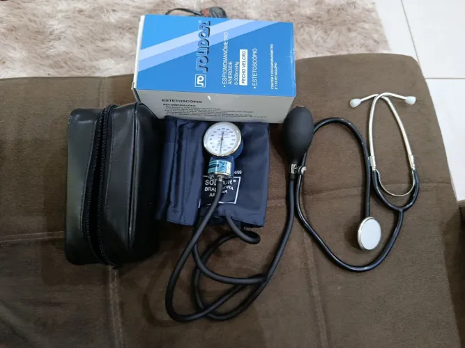 Esfigmomanômetro aneroide + Estetoscópio 