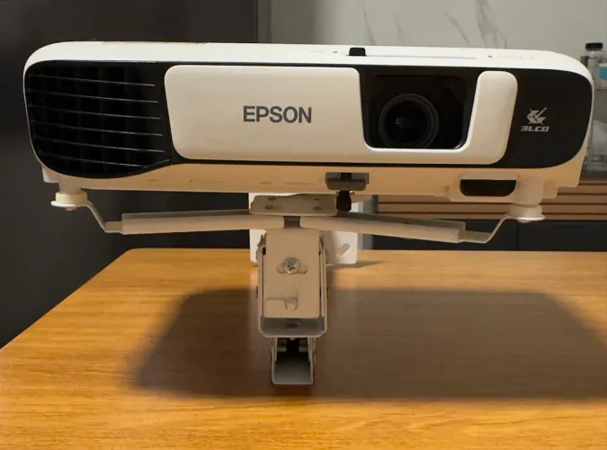Projetor Epson PowerLite S41+ 3LCD - 3300 Lumens - Pouquíssimo Usado - com Suporte