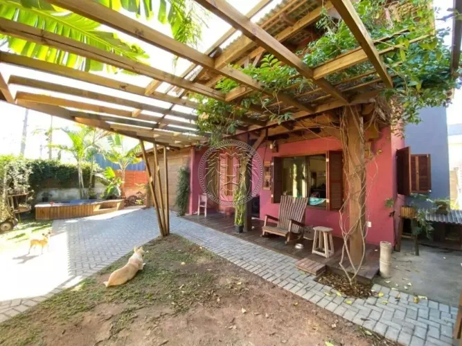 Casa 2 dormitórios no Campeche em Florianópolis - SC