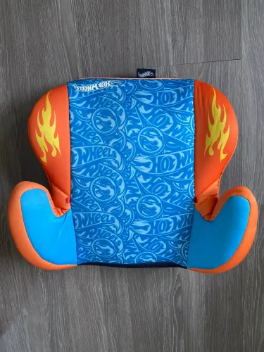 Assento de elevação infantil para carro. 