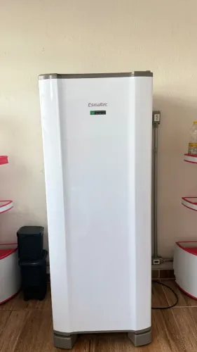 Geladeira semi nova 27 litros 