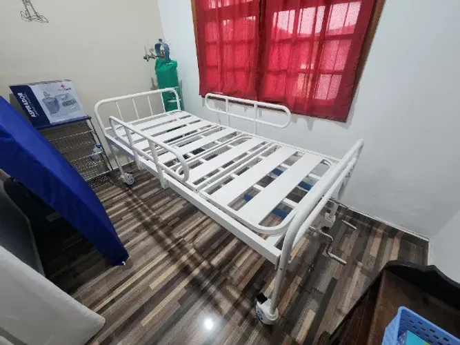 Cama Hospitalar Manual Dellamed DX, 2 Manivelas, com Grades e Rodas