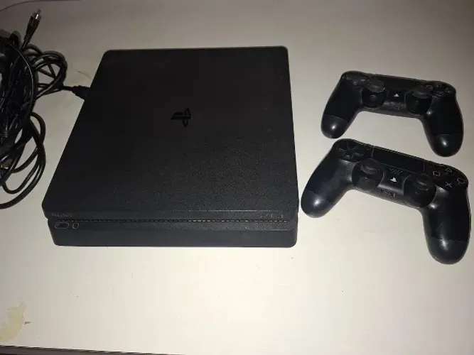 Playstation 4 Sony 1TB + 2 Controles Sony + GOW Ragnarok