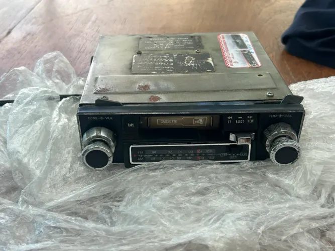 Toca fitas TKR cara preta com Bluetooth 