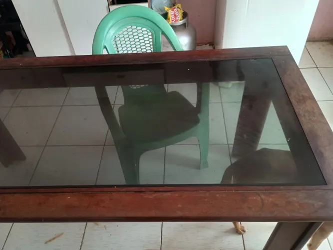 Mesa de 1.80 por 90, madeira pura com vidro
