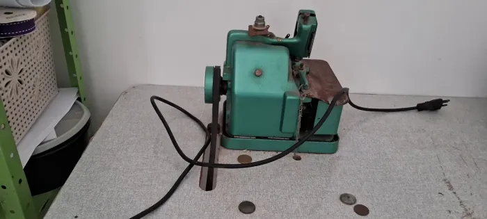 Vendo overlock semi-industrial. Observacao: precisa fazer uma revisão no motor. 