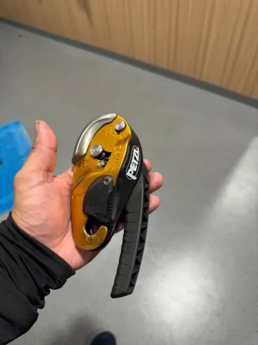 Descensor Rig Petzl Auto Blocante.