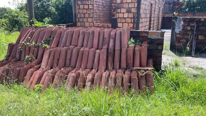 Vende-se 4 mil telhas de cerâmica simples valor por milheiro 700 reais aceita cartão