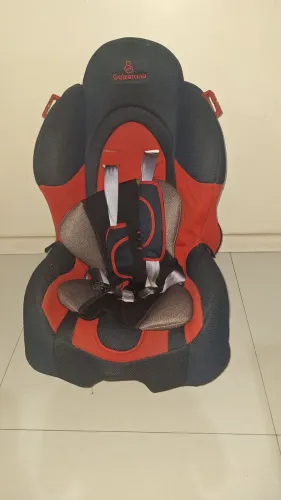 Vendo cadeira de carro de bebê.