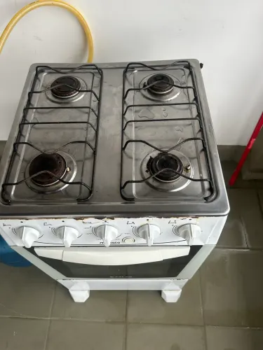 Fogão está funcionando tudo perfeitamente , só precisa de limpeza boa /150,00