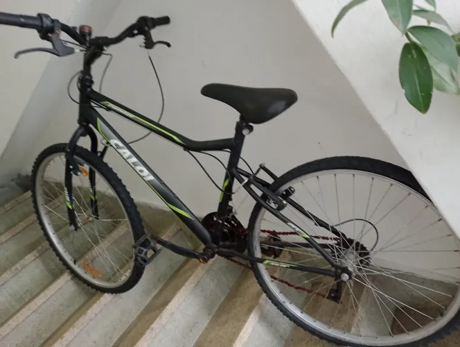 Bicicleta Caloi (preta e detalhes verdes), ótimo estado com freio VBreak