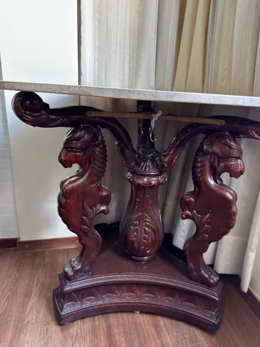 Mesa de Apoio Clássica em Madeira Maciça com Tampo de Mármore Natural