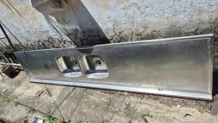 Pia em aço inox com 2 cubas.