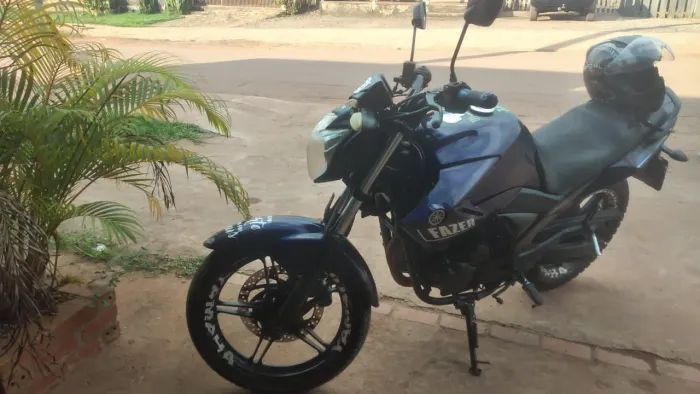 Troco por outra moto de menor cilindrada!