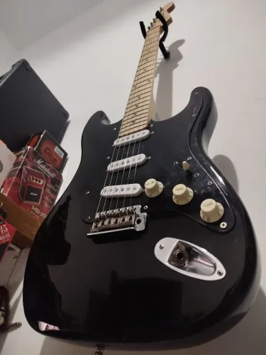 Guitarra stratocaster (Luthier Fabio Santana)