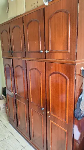 Guarda-roupa de madeira