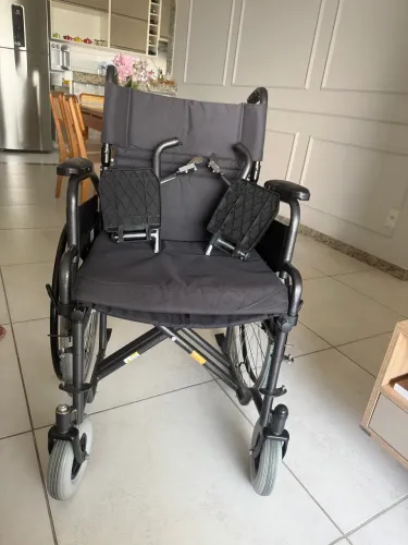 Vendo cadeira de rodas Semi nova