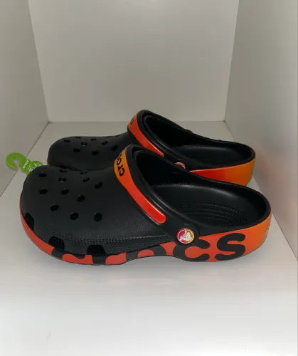 crocs classic reflector clog preto / laranja 37