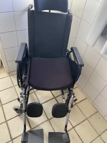 Cadeira de rodas super confortável e inclinável 