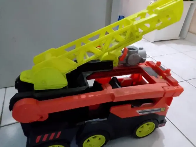 Bomba tanque bombeiro marca playskool