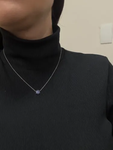 Colar em ouro branco 18k cravejado com safiras azul