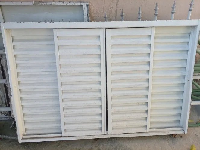 Janela veneziana 1,50 x 1,00  c/ vidro  e pintada..