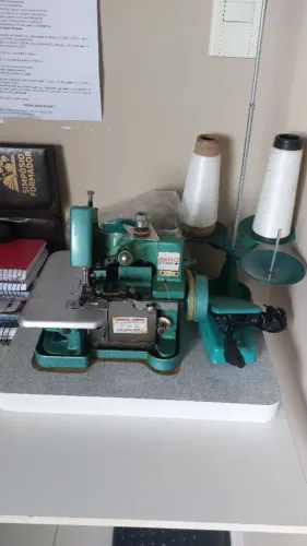 Máquina de costura overloque marca aero star. Revisada recentemente e com peças novas 