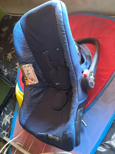 Carrinho de bebê e bebê conforto