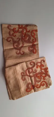 2 Capas de almofada em tecido bege dourado acetinado lindamente bordado. 30x45cm 
