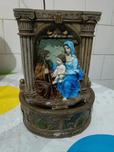 Fonte de água religiosa da Sagrada Família, feita em resina e com funcionamento elétrico