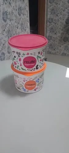 Vendo duas tupperware nunca fui usadas uma de feijão outra de farinha