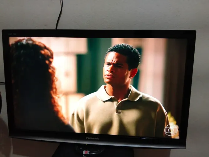 Tv Panasonic 37 polegadas, pegando tudo normal, não é smart