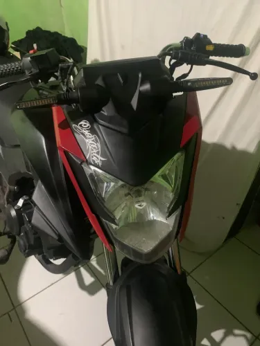 Frente da CB300F com painel digital