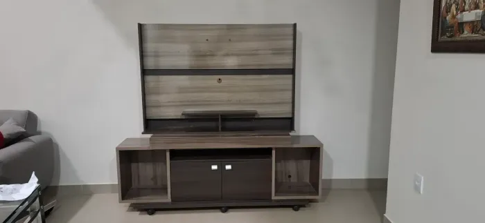 Painel de TV com rack.