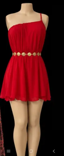 Vestido elegante vermelho com cinto dourado perfeitoo